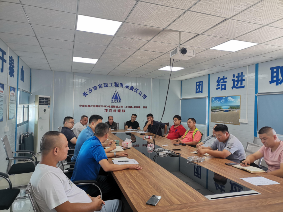 獻禮國慶 | 勞動(dòng)東路過(guò)瀏陽(yáng)河220kV電纜隧道工程頂進(jìn)設備順利完成吊裝！